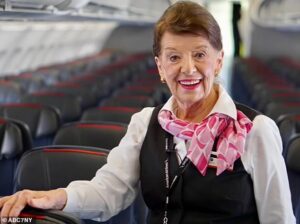 Una auxiliar de vuelo de 86 años ha batido el récord por el tiempo más largo en servicio en el mundo...