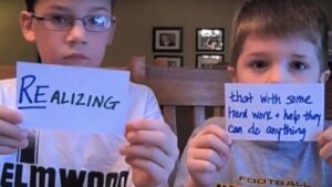 Un vecino destroza la casa de una familia después de que adoptan a dos niñas... El video de los dos hermanos defendiendo a sus hermanas se vuelve viral...