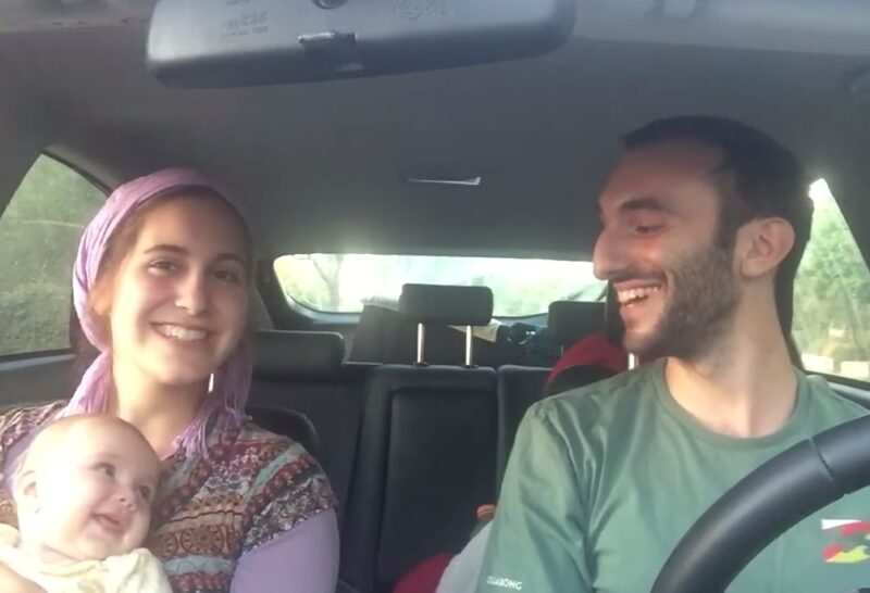 El bebé se gana el corazón de todos con su increíble reacción al canto de sus padres en el coche...