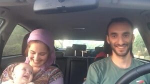 El bebé se gana el corazón de todos con su increíble reacción al canto de sus padres en el coche...