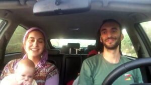 El bebé se gana el corazón de todos con su increíble reacción al canto de sus padres en el coche...