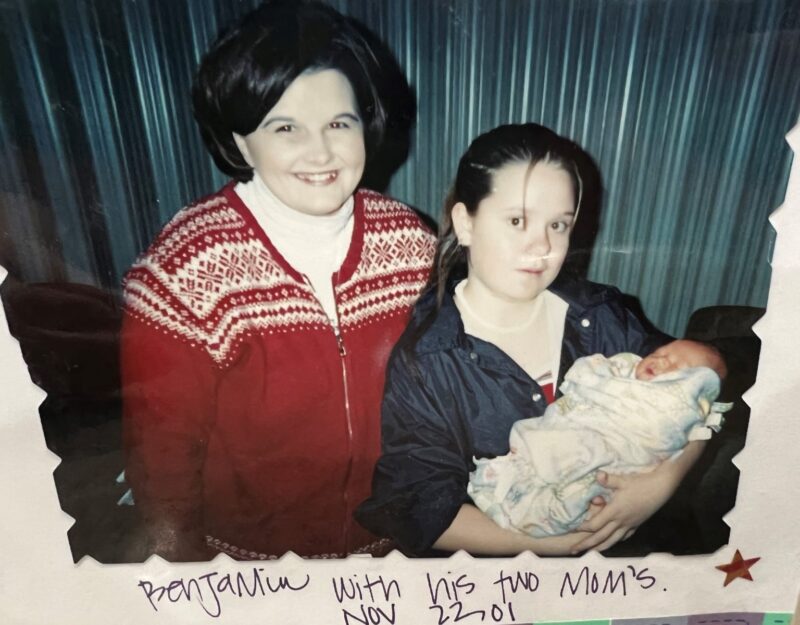 El destino tiene sentido del humor... Mira cómo un joven se encontró mágicamente con su madre biológica abajo...