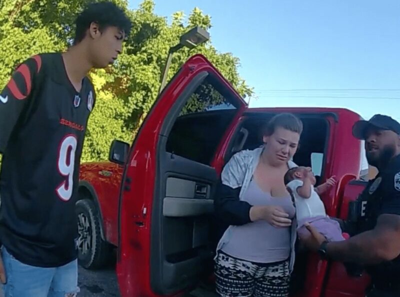 Un bebé de 7 días dejó de respirar, dejando a los padres indefensos... Así es como un policía pudo salvarla...
