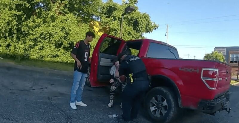 Un bebé de 7 días dejó de respirar, dejando a los padres indefensos... Así es como un policía pudo salvarla...