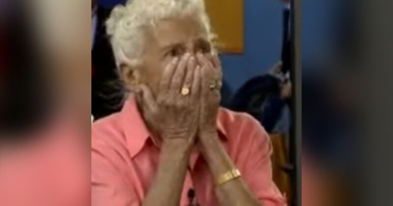 La mujer quedó atónita al darse cuenta del significado de la furiosa carta de Frank Sinatra... Mira su reacción en el video a continuación...