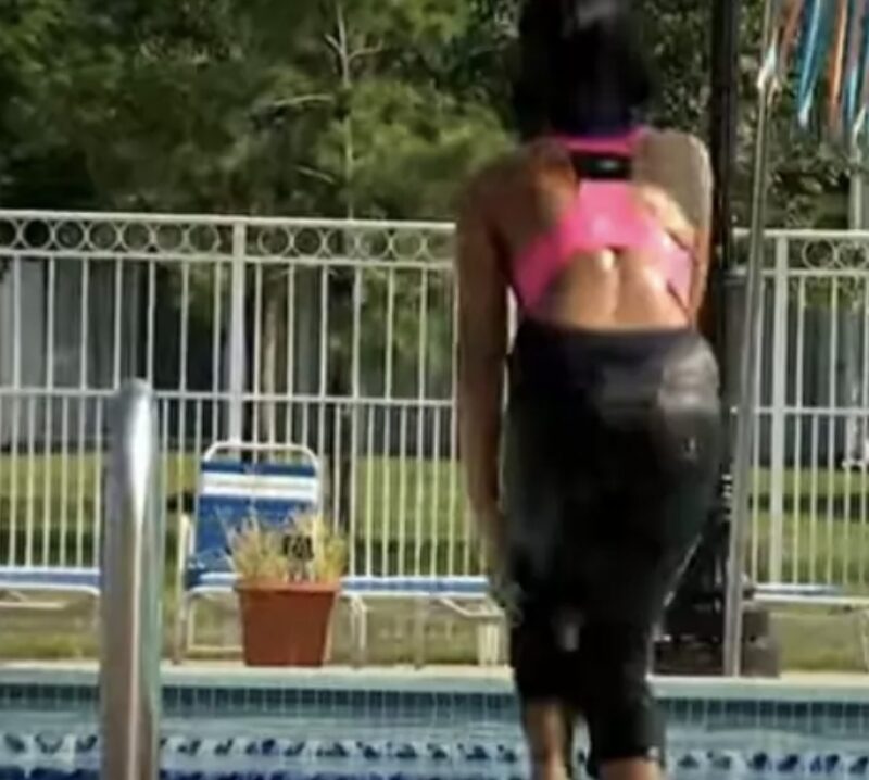 Después de ahogarse en una piscina, una niña de nueve años se despierta y habla sobre cosas muy inesperadas...