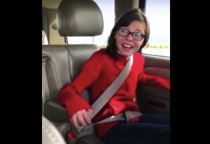 Esta niña no pudo contener sus emociones al escuchar las noticias sobre la adopción...