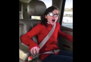 Esta niña no pudo contener sus emociones al escuchar las noticias sobre la adopción...