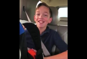 Esta niña no pudo contener sus emociones al escuchar las noticias sobre la adopción...
