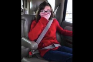 Esta niña no pudo contener sus emociones al escuchar las noticias sobre la adopción...