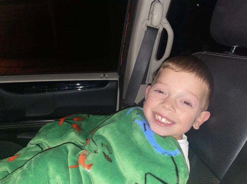 Un niño de 6 años que necesita un trasplante de corazón se une a Blake Shelton en el escenario para actuar con él...
