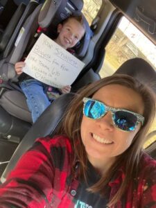 Un niño de 6 años que necesita un trasplante de corazón se une a Blake Shelton en el escenario para actuar con él...