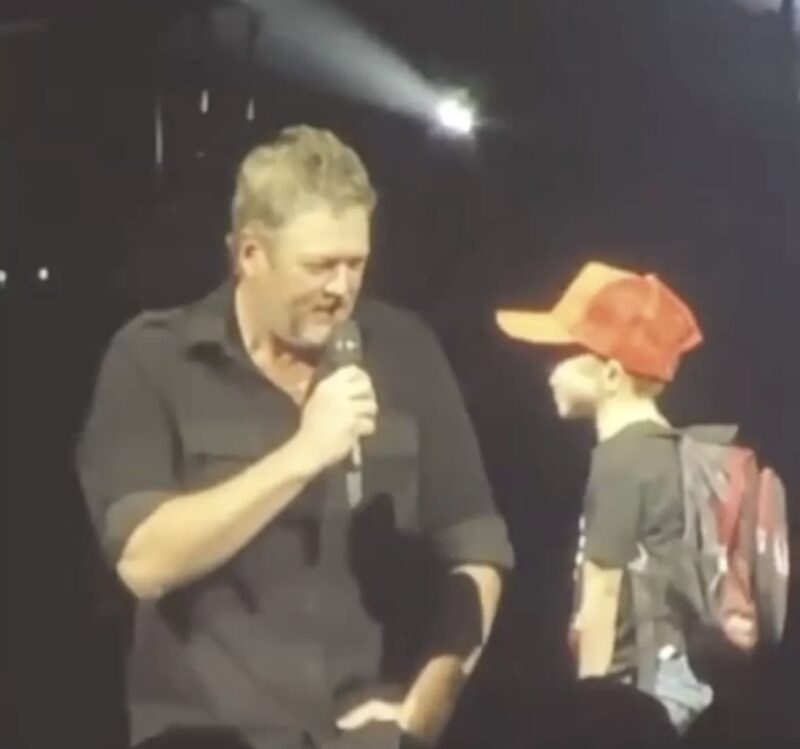 Un niño de 6 años que necesita un trasplante de corazón se une a Blake Shelton en el escenario para actuar con él...