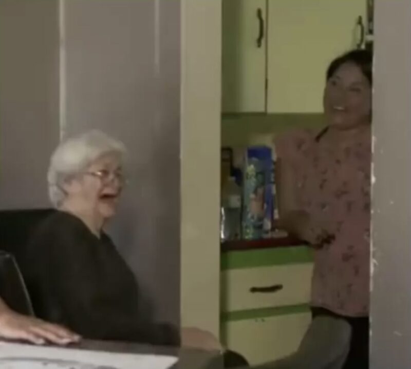 La mujer anciana perdió a su esposo y su hogar el mismo día, y solo un milagro podría ayudarla...