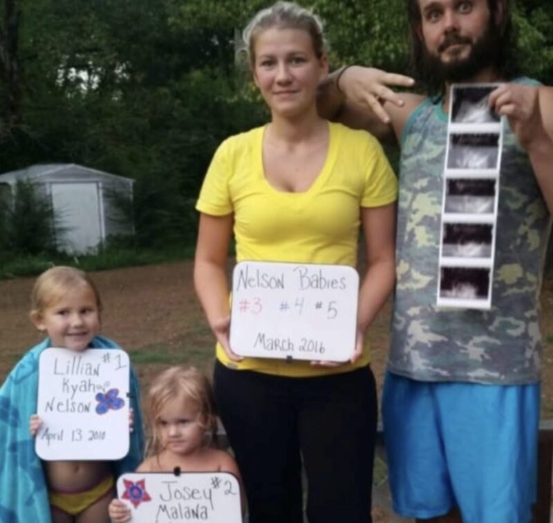 Madre y padre emocionados después de dar a luz a trillizos idénticos raros. Mira sus fotos.