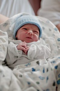Madre y padre emocionados después de dar a luz a trillizos idénticos raros. Mira sus fotos.