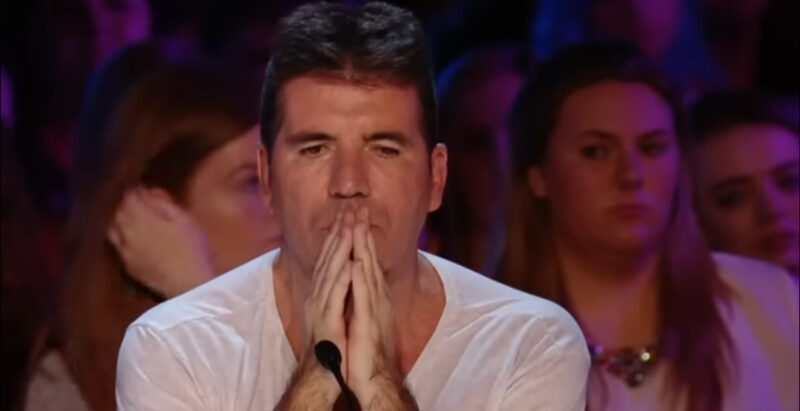 Simon Cowell lloró continuamente El chico cantó una canción tal que Simon no pudo hablar. Subió al escenario para besar al chico