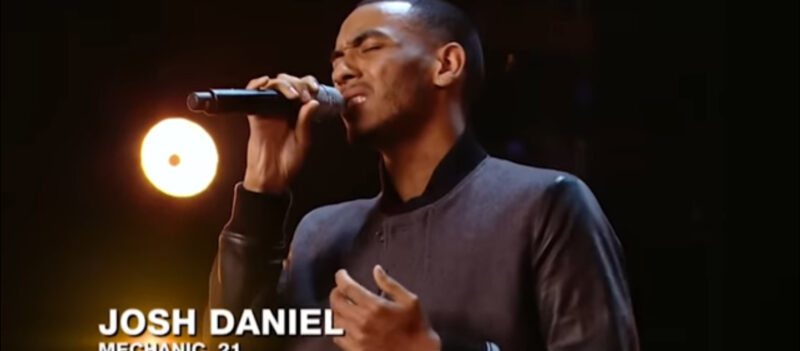 Simon Cowell lloró continuamente El chico cantó una canción tal que Simon no pudo hablar. Subió al escenario para besar al chico