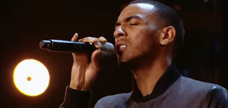 Simon Cowell lloró continuamente El chico cantó una canción tal que Simon no pudo hablar. Subió al escenario para besar al chico