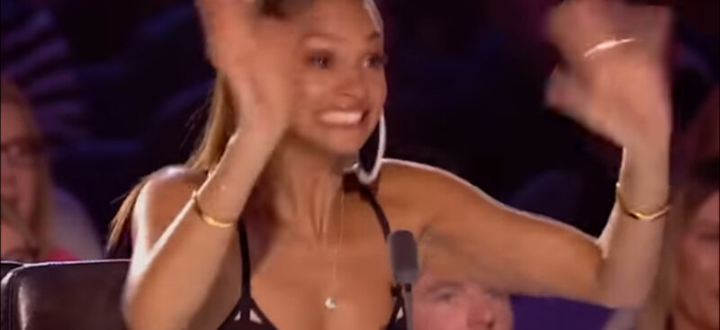 ¡Simon Cowell empezó a llorar! El niño cantó tal canción que Simón no podía hablar. Subió al escenario a besar al chico.
