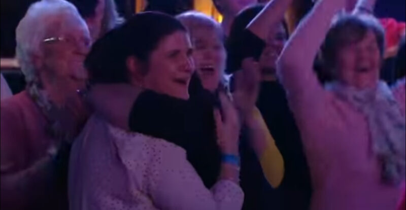 ¡Simon Cowell empezó a llorar! El niño cantó tal canción que Simón no podía hablar. Subió al escenario a besar al chico.