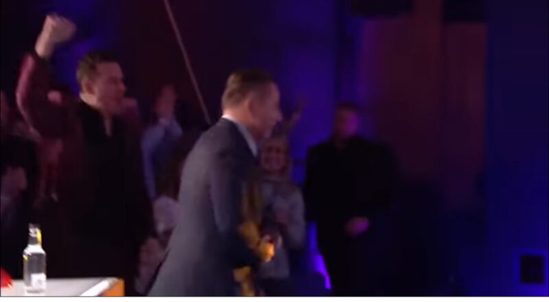 ¡Simon Cowell empezó a llorar! El niño cantó tal canción que Simón no podía hablar. Subió al escenario a besar al chico.