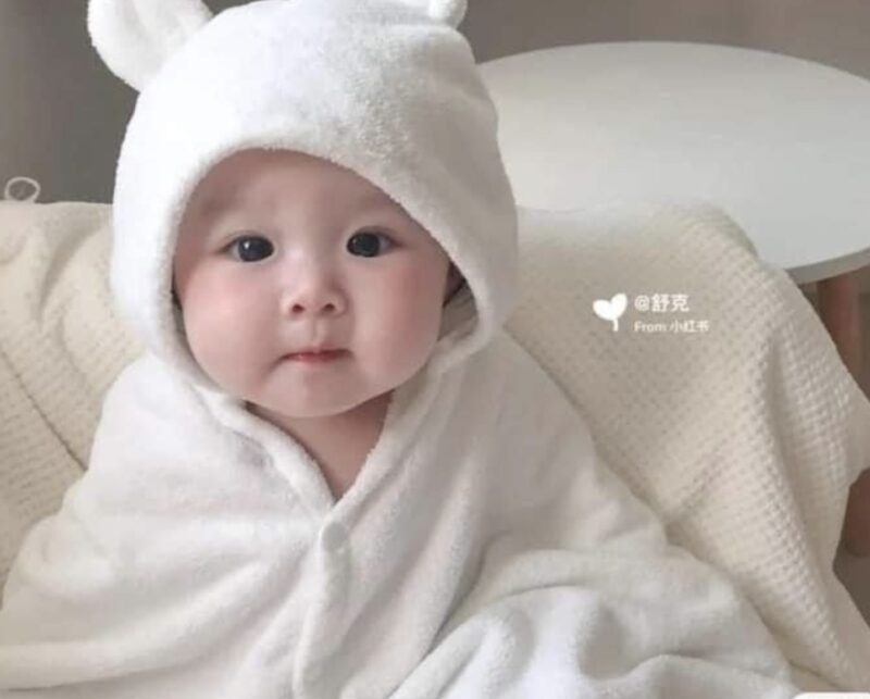 Corazones que se derriten: La pequeña cautiva a muchos con carita adorable e inocente ‎