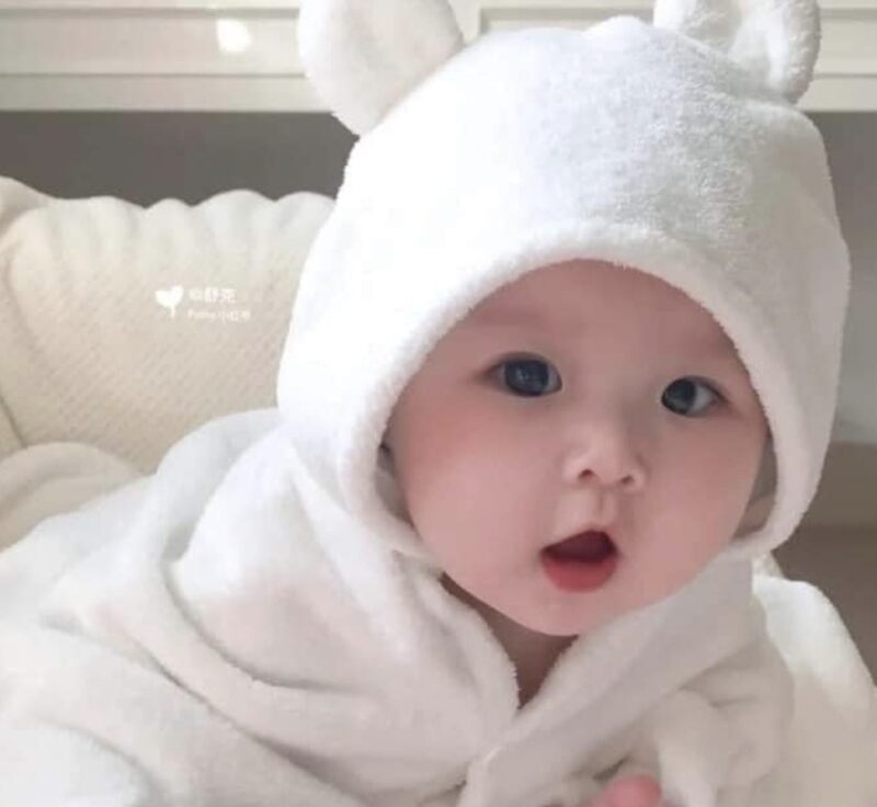 Corazones que se derriten: La pequeña cautiva a muchos con carita adorable e inocente ‎