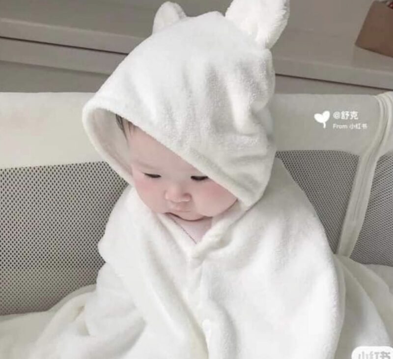 Corazones que se derriten: La pequeña cautiva a muchos con carita adorable e inocente ‎