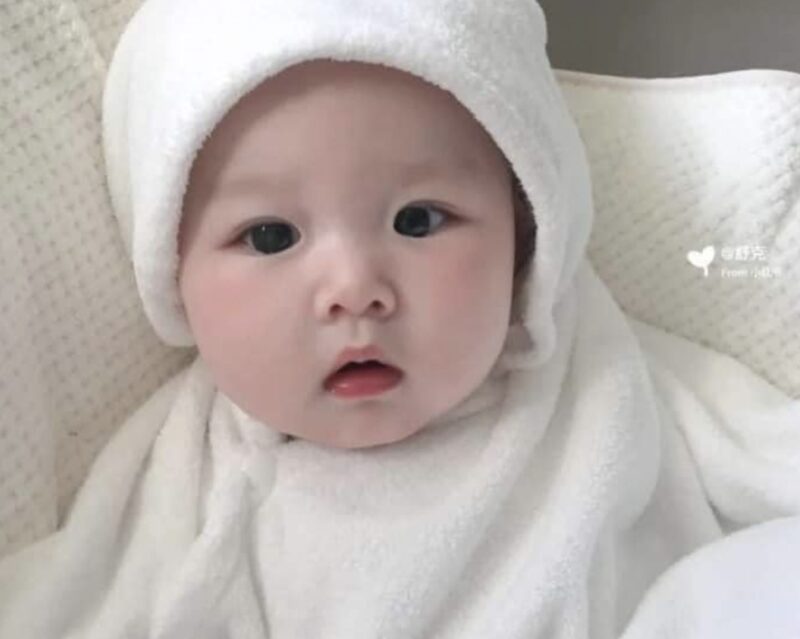Corazones que se derriten: La pequeña cautiva a muchos con carita adorable e inocente ‎