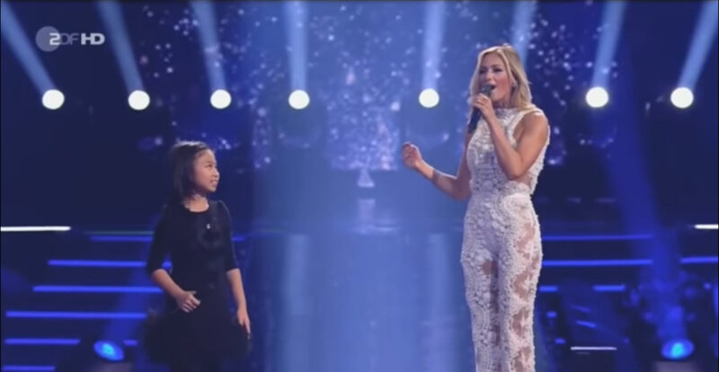 La superestrella le pide a una niña que cante “You Raise Me Up”. Segundos después, la niña derriba la casa y entonces sucedió lo inesperado.