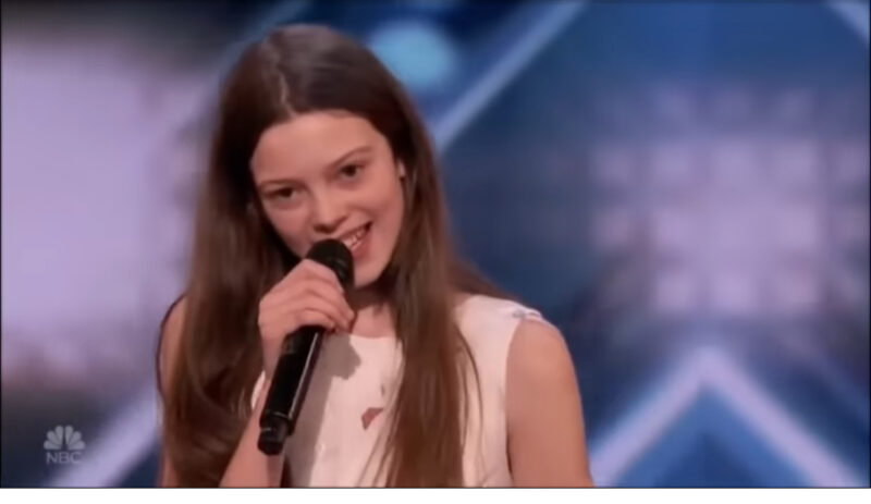 La superestrella le pide a una niña que cante. Segundos después, la niña derriba la casa.
