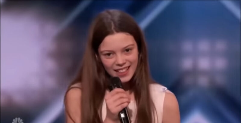 La superestrella le pide a una niña que cante. Segundos después, la niña derriba la casa.