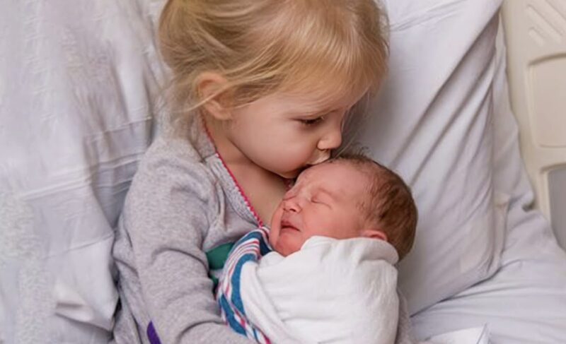 Momento épico y divertido: la primera vez que un niño conoce a un bebé recién nacido