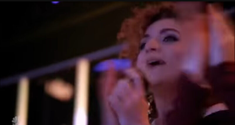 Esto nunca antes había sucedido en la historia, Simon Cowell rompe en LÁGRIMAS cuando la niña comenzó a cantar, toda la multitud se quedó sin aliento.
