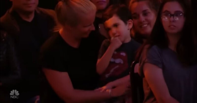 Esto nunca antes había sucedido en la historia, Simon Cowell rompe en LÁGRIMAS cuando la niña comenzó a cantar, toda la multitud se quedó sin aliento.
