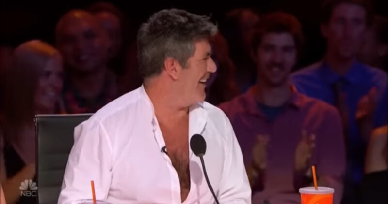 Esto nunca antes había sucedido en la historia, Simon Cowell rompe en LÁGRIMAS cuando la niña comenzó a cantar, toda la multitud se quedó sin aliento.