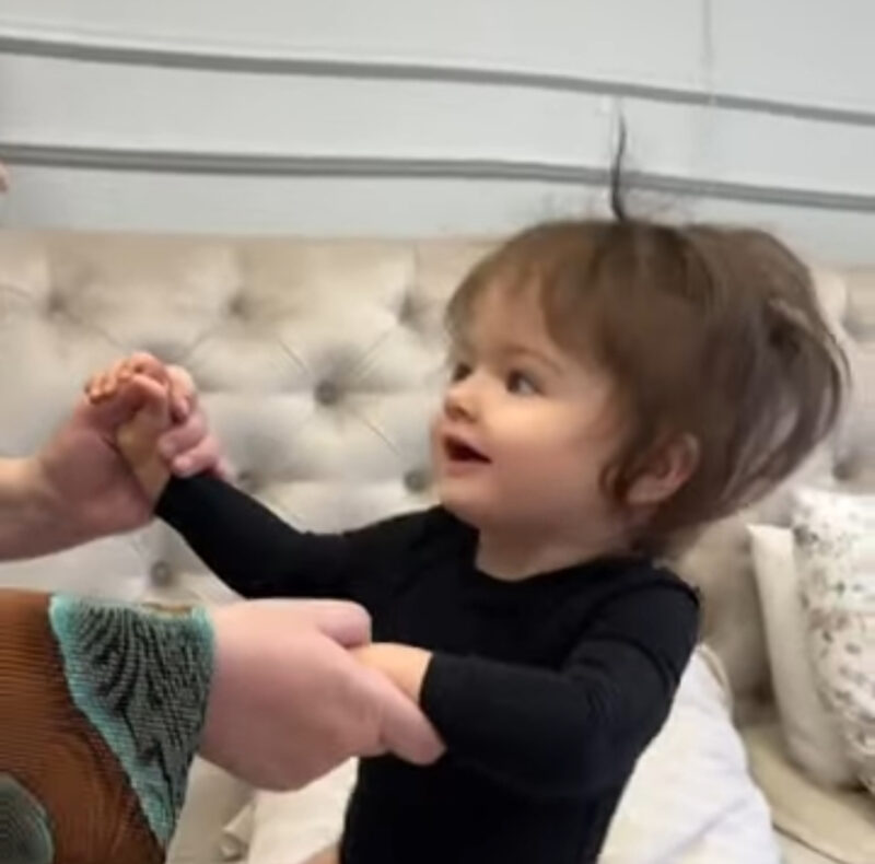 La petite Lara va vous faire fondre avec ses beaux yeux... puis l'inattendu s'est produit et tout le monde a été surpris