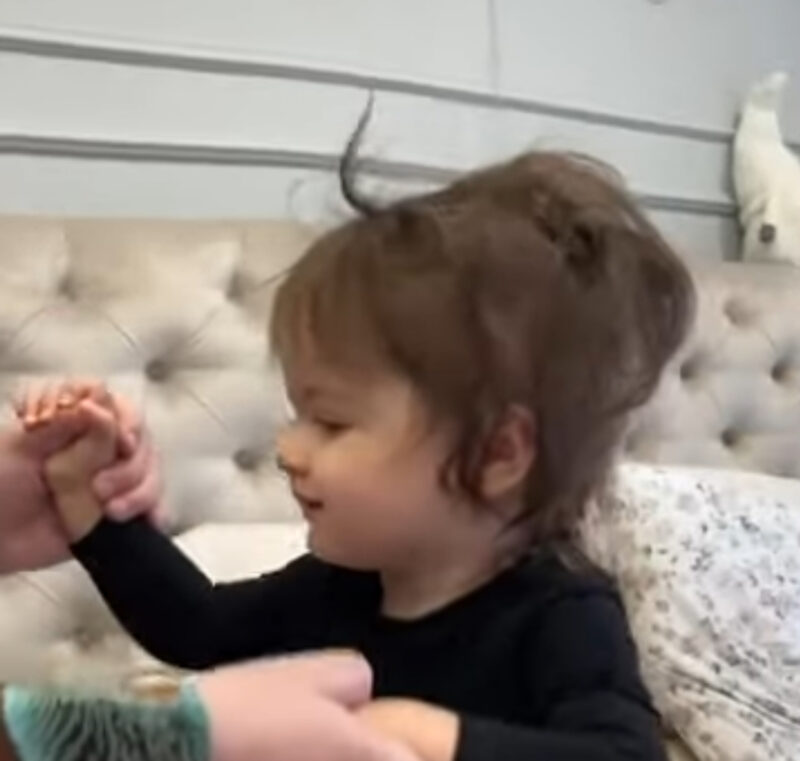 La petite Lara va vous faire fondre avec ses beaux yeux... puis l'inattendu s'est produit et tout le monde a été surpris