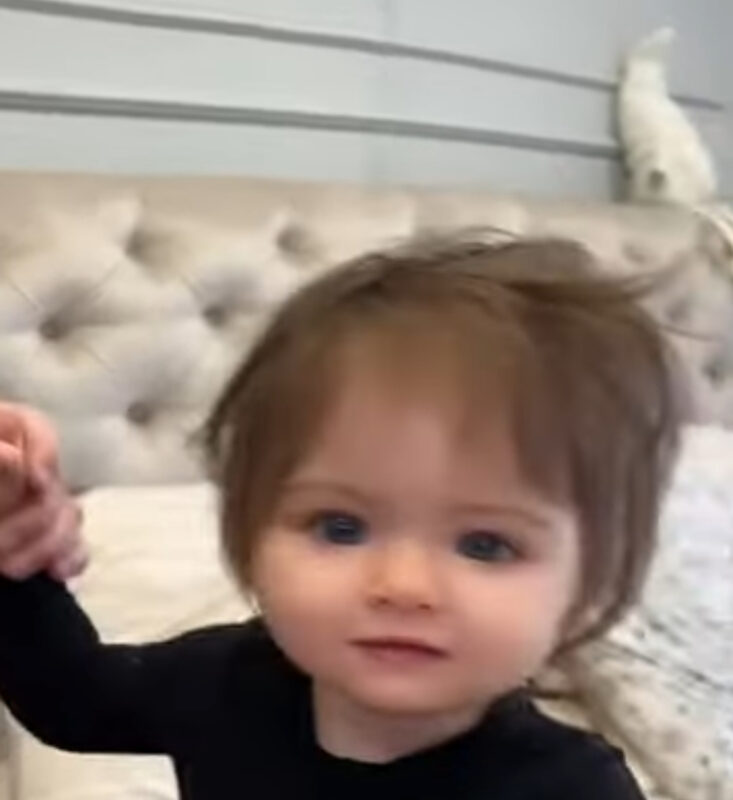 La petite Lara va vous faire fondre avec ses beaux yeux... puis l'inattendu s'est produit et tout le monde a été surpris