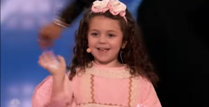 La niña de 4 años cantó tan lindo que el jurado subió al escenario y comenzó a besarla