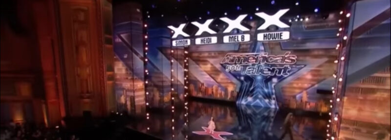 La niña de 4 años cantó tan lindo que el jurado subió al escenario y comenzó a besarla