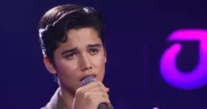 Nadie espera que un chico de 16 años suene exactamente como Elvis Presley, pero lo hace