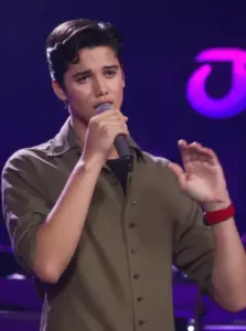 Nadie espera que un chico de 16 años suene exactamente como Elvis Presley, pero lo hace