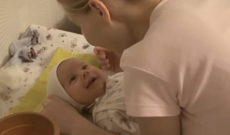 ¡El vídeo más lindo que verás hoy! Una bebé de 1 mes canta junto a su madre
