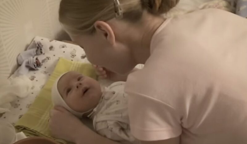 ¡El vídeo más lindo que verás hoy! Una bebé de 1 mes canta junto a su madre
