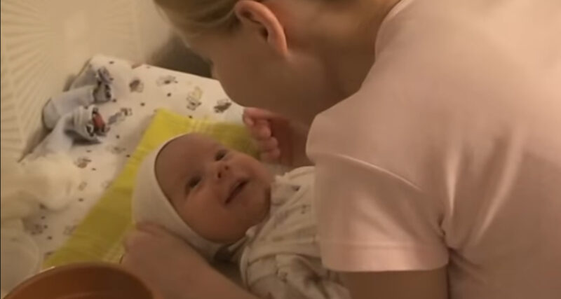 ¡El vídeo más lindo que verás hoy! Una bebé de 1 mes canta junto a su madre