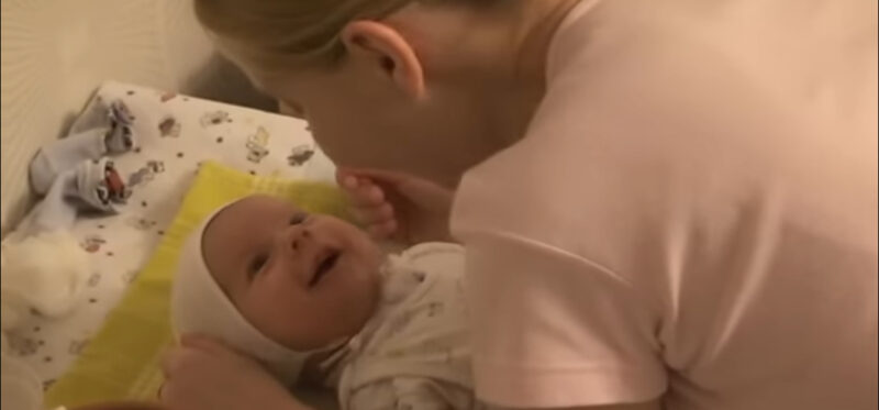 ¡El vídeo más lindo que verás hoy! Una bebé de 1 mes canta junto a su madre