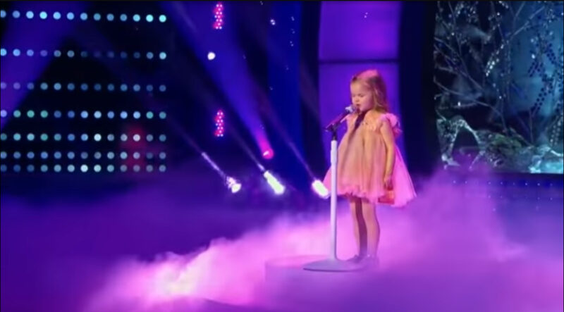 Mira como canta esta niña de 3 años. No encuentro palabras para decir.