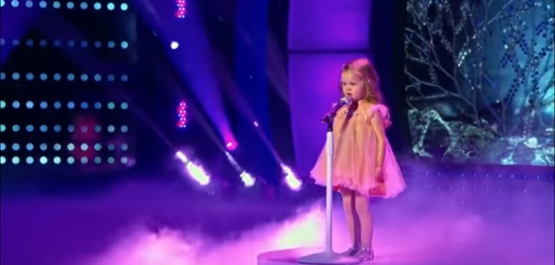 Mira como canta esta niña de 3 años. No encuentro palabras para decir.
